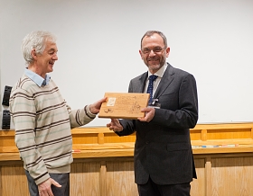 Jean-Marc Fritschy receives a plaque from Peter Somogyi after the lecture